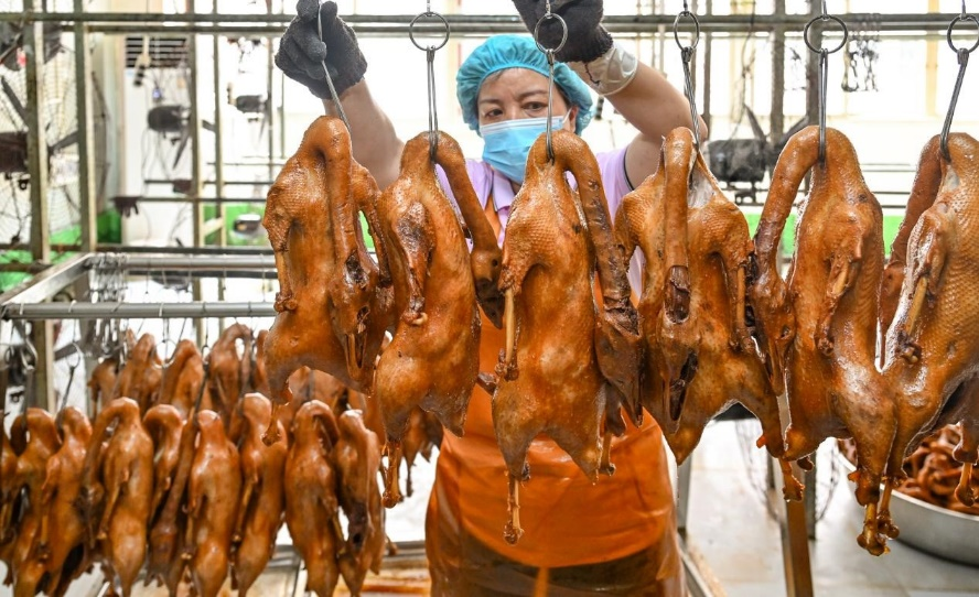 借助“多多好特产”扶持,渝飨记等荣昌卤鹅老字号品牌加速破圈。刘力|摄